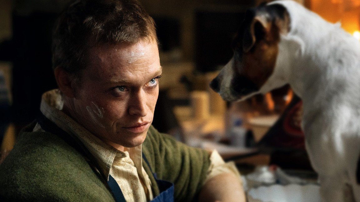 Caleb Landry Jones è Douglas/Dogman in una scena dell'omonimo film d Luc Besson