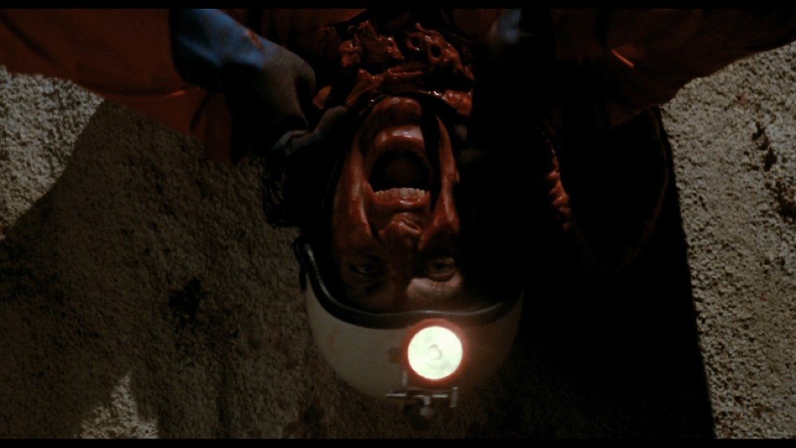 La scena madre di Alien 2: la decapitazione nella grotta