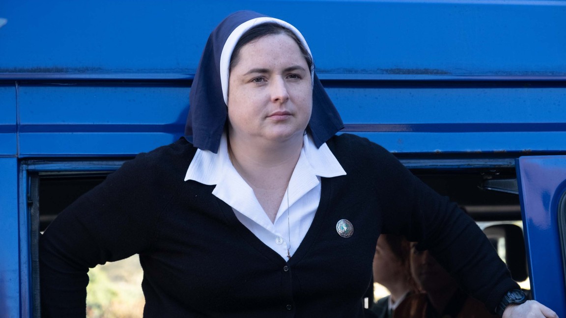 Siobhan McSweeney è Sister Michael in un momento di Derry Girls