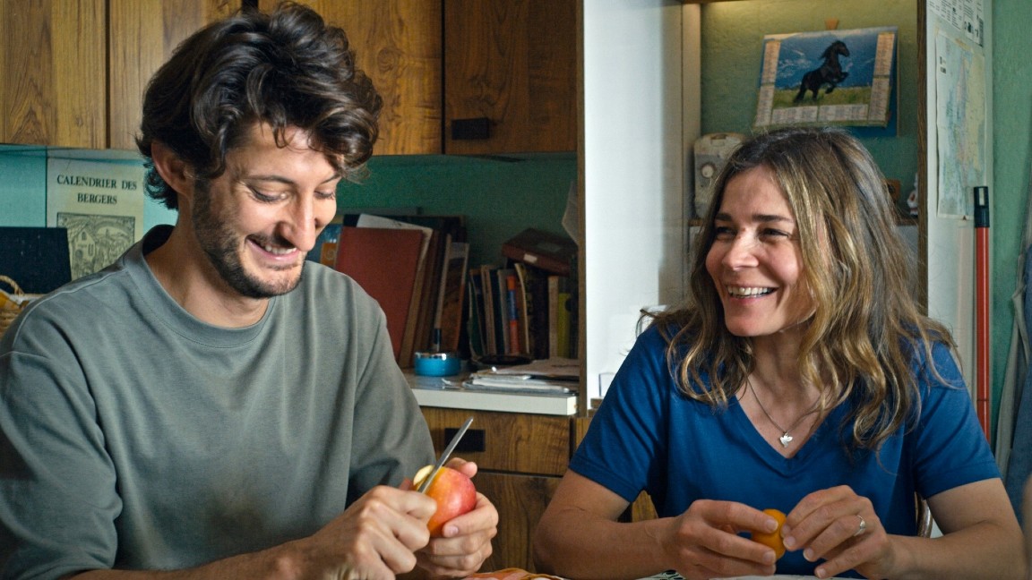 Pierre Niney e Blanche Gardin in un momento de Il libro delle soluzioni