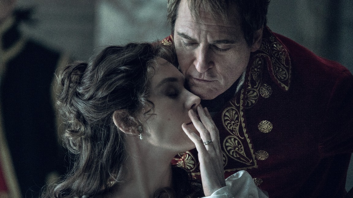 Il film racconta l’epica ascesa e caduta di Napoleone attraverso la burrascosa relazione con Giuseppina