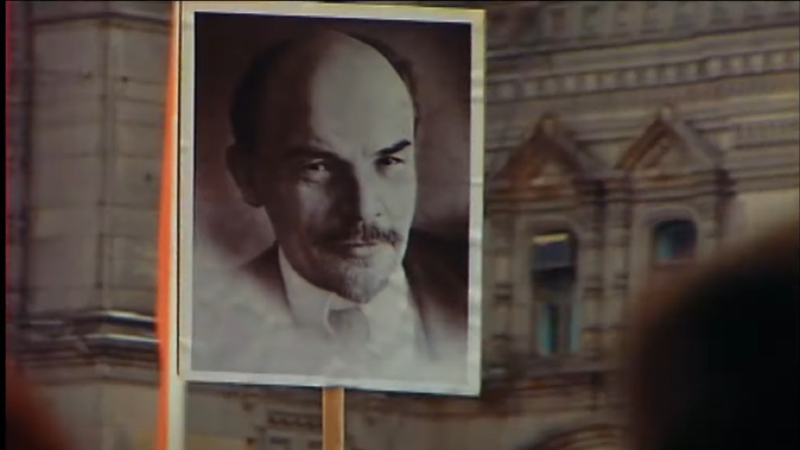 Vladimir Il'ič Ul'janov, ovvero Lenin, in un filmato di repertorio di Kissing Gorbaciov