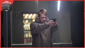 Joel Kinnaman al centro della scena di Silent Night - Il Silenzio della Vendetta, un film di John Woo