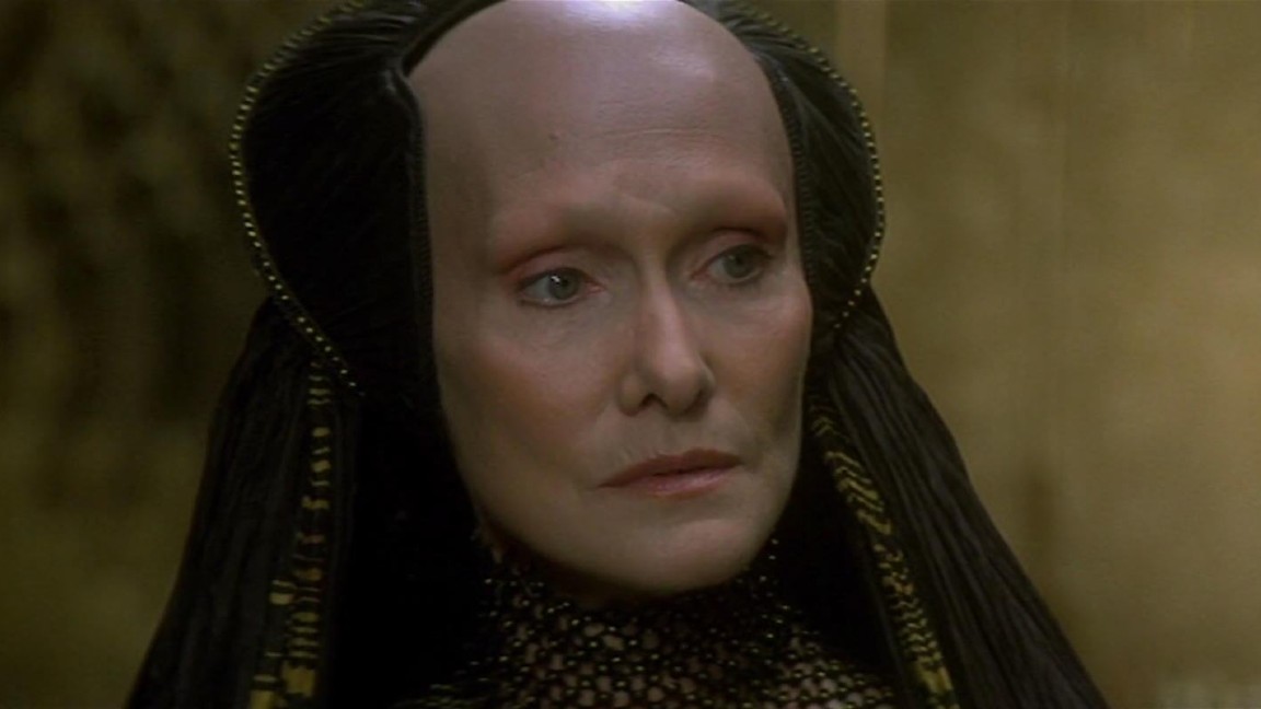 Siân Phillips è Gaius Helen Mohiam, la Reverenda Madre della sorellanza Bene Gesserit in Dune