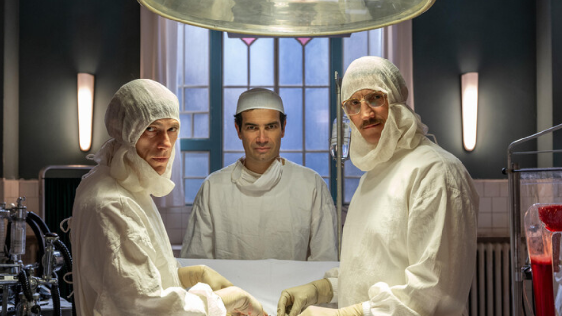 I medici in sala operatoria di Cuori: Matteo Martari, Marco Bonini e Andrea Gherpelli