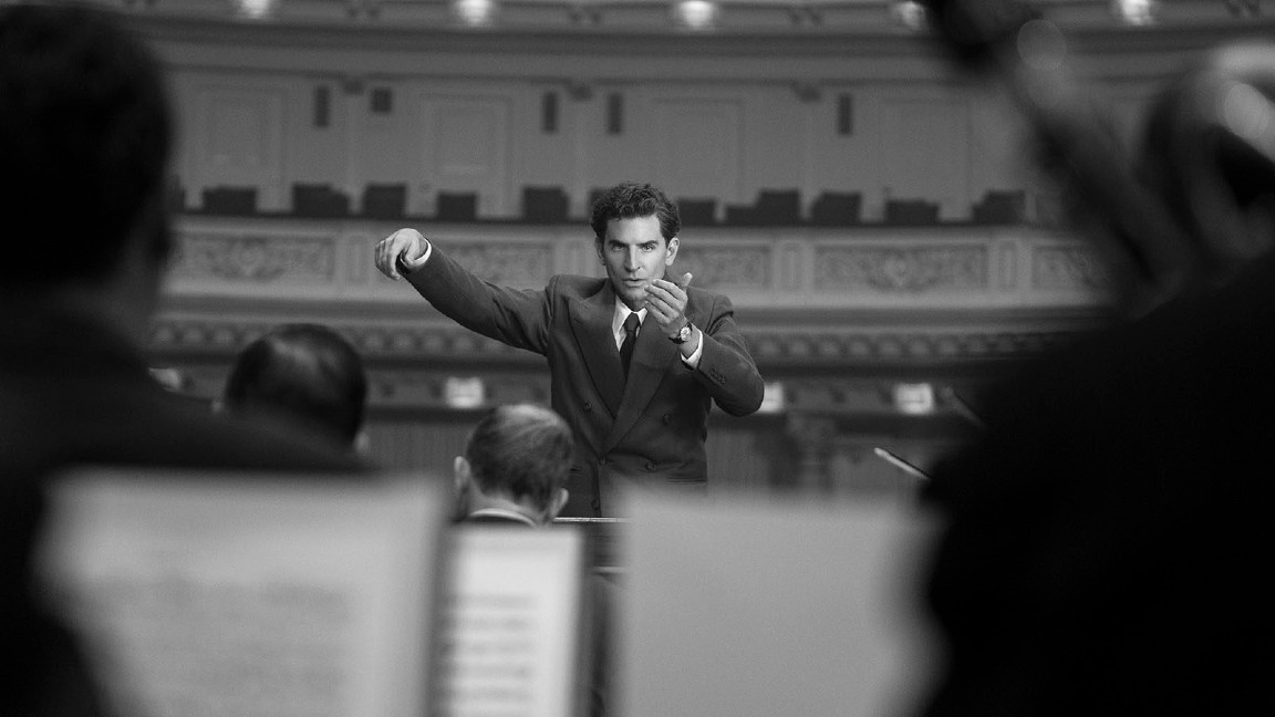 Bradley Cooper è volto e corpo di Leonard Bernstein in Maestro