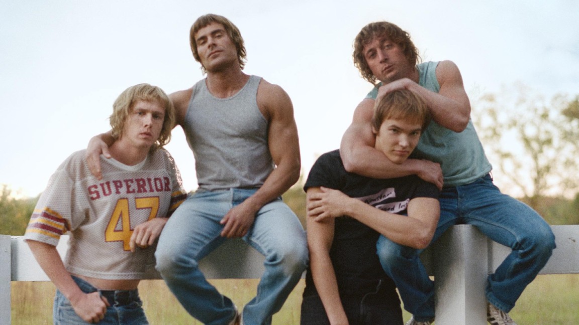 Il clan Von Erich al gran completo in una scena di The Warrior - The Iron Claw