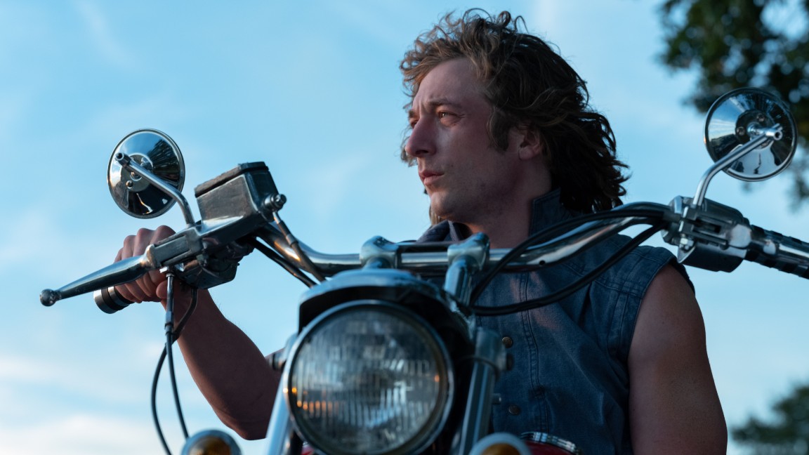 Jeremy Allen White in una scena del film