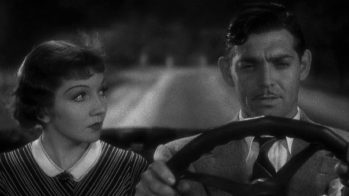 Claudette Colbert e Clark Gable in un momento del film