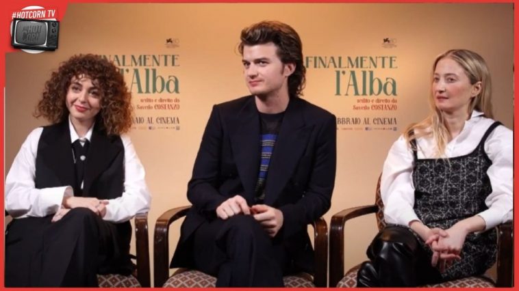 Rebecca Antonaci, Joe Keery e Alba Rohrwacher in un momento della nostra intervista per parlare di Finalmente l'alba, ora al cinema con 01 Distribution