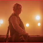 Kirsten Dunst in una scena di Civil War di Alex Garland, al cinema dal 18 aprile con 01 Distribution