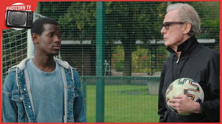 Bill Nighy, Michael Ward e una scena di The Beautiful Game di Thea Sharrock, disponibile su Netflix dal 29 marzo