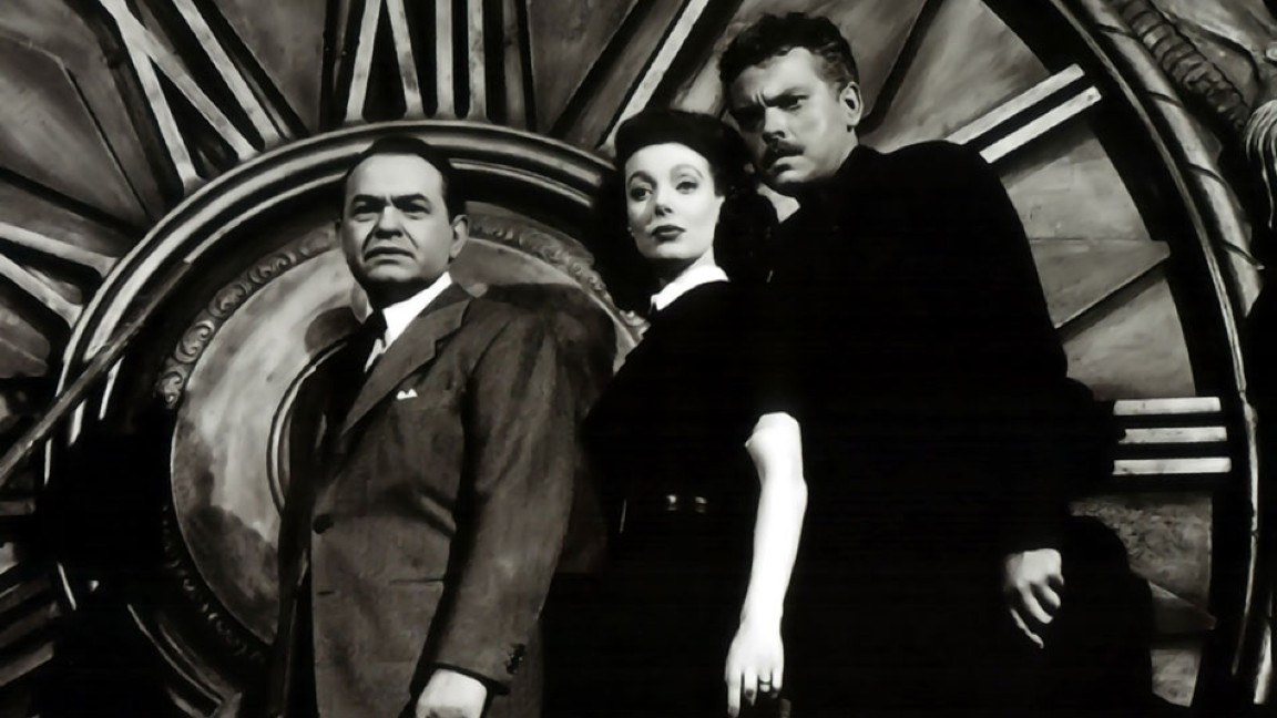 Edward G. Robinson, Loretta Young e Orson Welles in una scena de Lo straniero