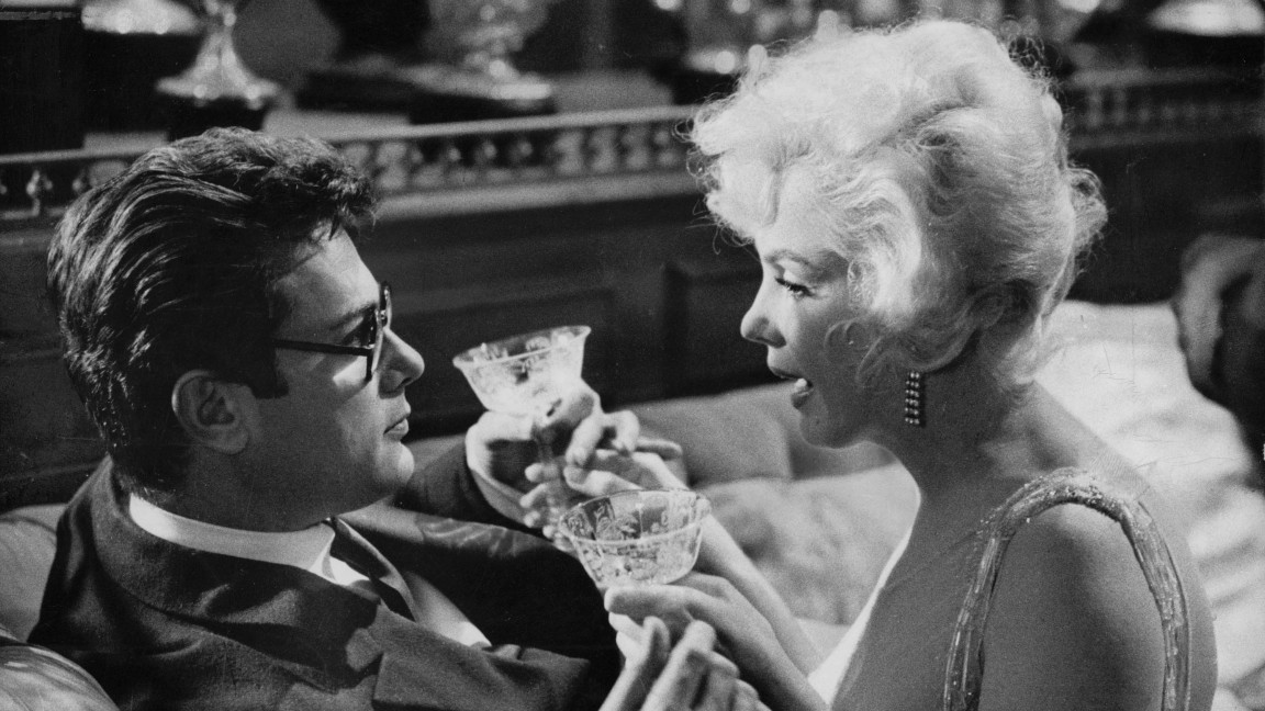 Tony Curtis e Marilyn Monroe in un momento di A qualcuno piace caldo