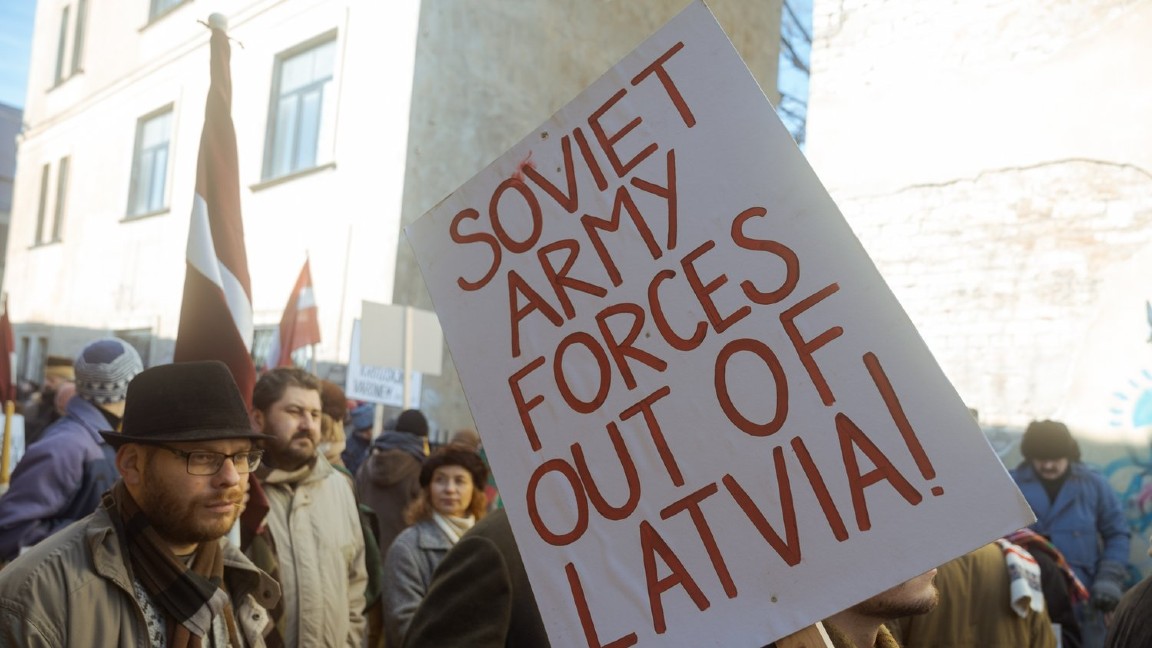Il film racconta gli anni infuocati della Rivoluzione Cantata in Lettonia