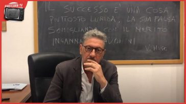 Sergio Castellitto dietro la scrivania al Centro Sperimentale di Cinematografia di Roma, in un momento della nostra intervista