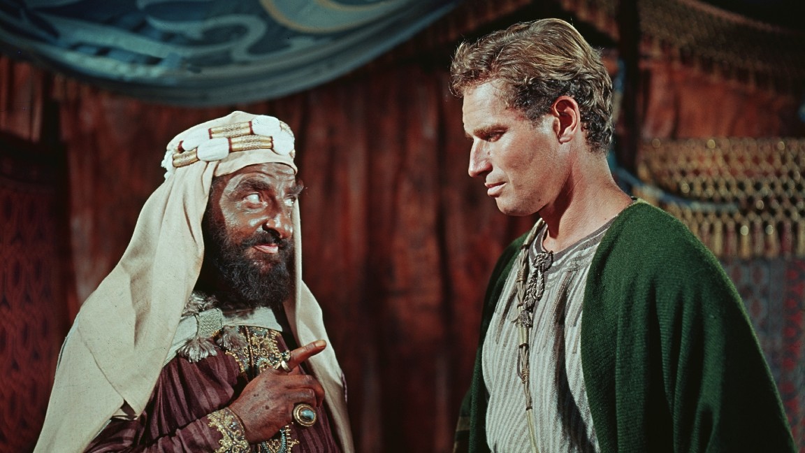 Hugh Griffith e Charlton Heston in un momento del film