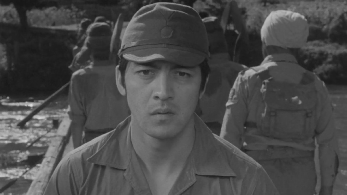 Rentarō Mikuni in una scena del film