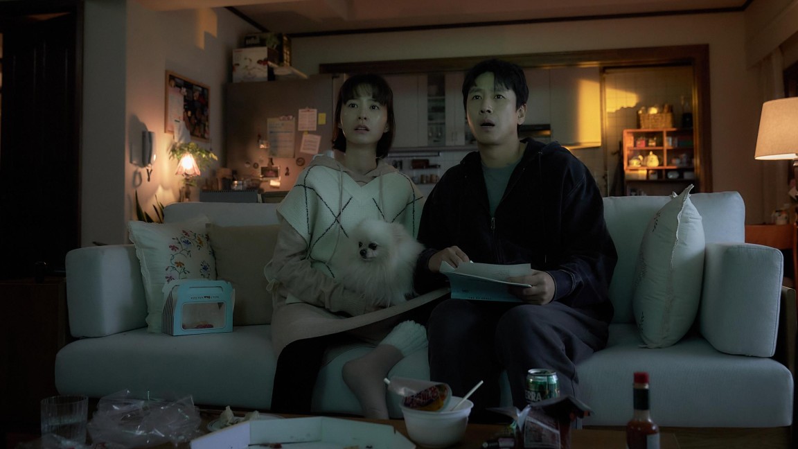 Lee Sun-kyun, Jung Yu-Mi in una scena del film