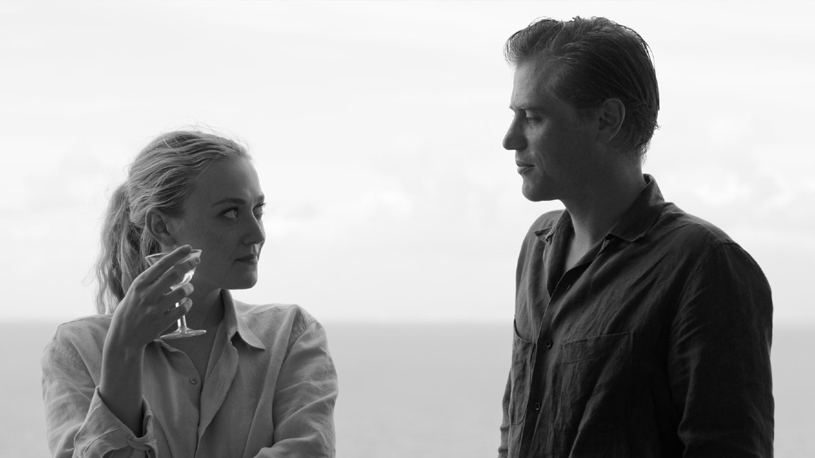 Dakota Fanning e Johnny Flynn in una scena di Ripley