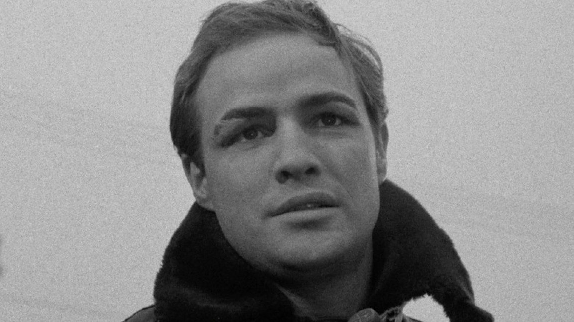 In origine Marlon Brando rifiutò il ruolo di Terry Malloy, al suo posto Spiegel pensò a Frank Sinatra