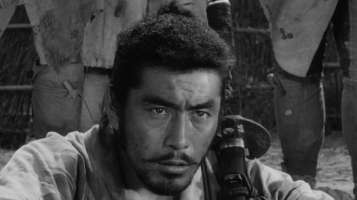 Toshirō Mifune è Kikuchiyo in un momento del film