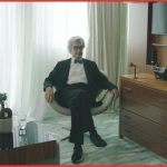 Wim Wenders in una scena di Room 999, un film di Lubna Playoust, al cinema dal 6 maggio con CG Entertainment
