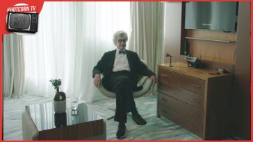 Wim Wenders in una scena di Room 999, un film di Lubna Playoust, al cinema dal 6 maggio con CG Entertainment