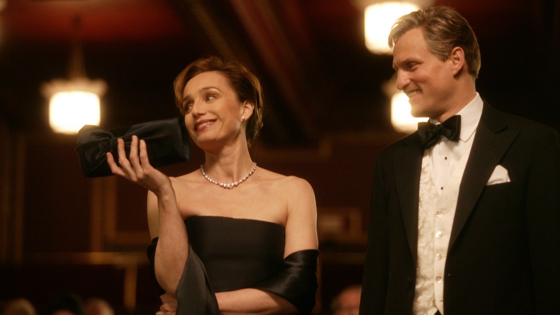 Kristin Scott Thomas e Woody Harrelson in una scena di The Walker di Paul Schrader