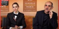Benedetta Porcaroli e Paolo Zucca in un momento della nostra intervista per parlare di Vangelo Secondo Maria, dal 23 maggio al cinema