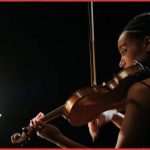 Amandla Stenberg e il suo violino, sulle note di John Williams. Star Wars: The Acolyte, dal 5 giugno su Disney+