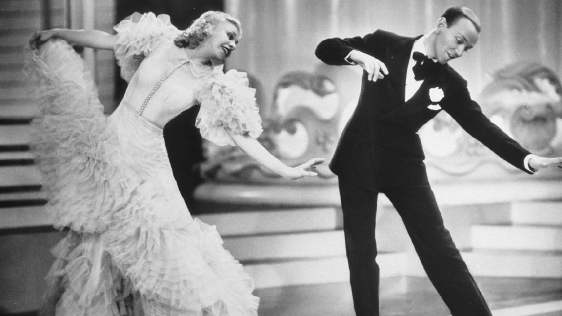 Ginger Rogers e Fred Astaire in una scena di Cappello a Cilindro, film del 1935