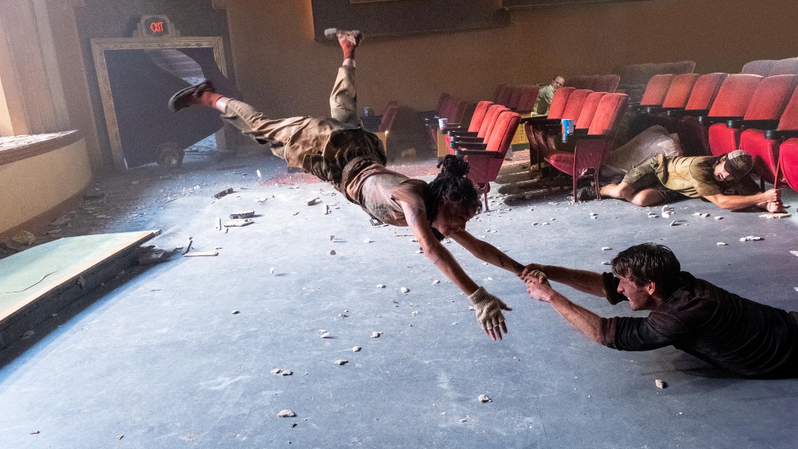 Sasha Lane e Glen Powell in una scena del film