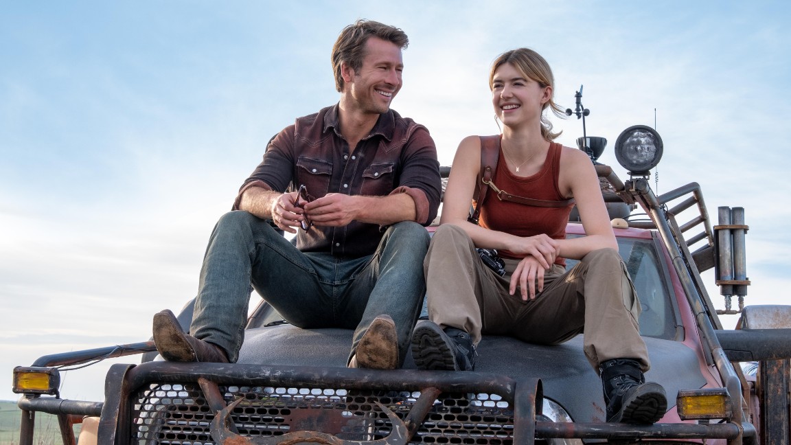 Daisy Edgar-Jones e Glen Powell in un momento di Twisters
