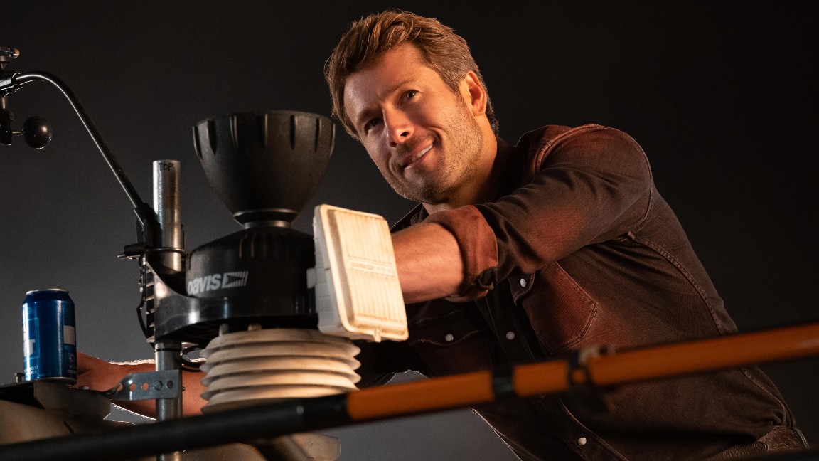 Glen Powell in una scena del film