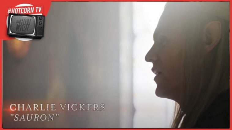 Charlie Vickers nei panni di Sauron in un momento del backstage de Il Signore degli Anelli: Gli Anelli del Potere, dal 29 agosto su Prime Video
