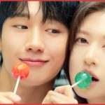 Un estratto dal poster promozionale di Love Next Door, dal 17 agosto su Netflix