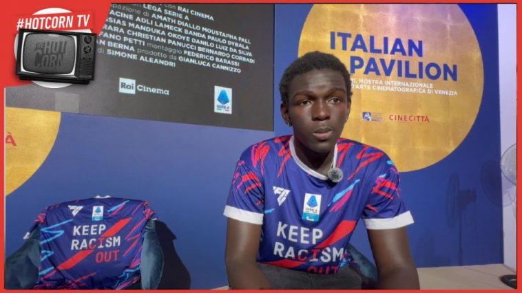 Seydou Sarr in un momento della nostra intervista a Venezia 81 per parlare di Seydou - Il sogno non ha colore