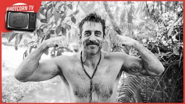 Un'immagine promozionale di Aaron Rodgers: Enigma, una docuserie Netflix disponibile dal 17 dicembre