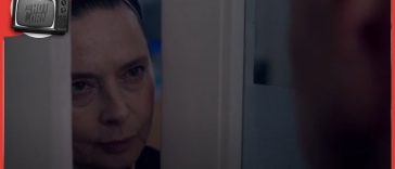 Ralph Fiennes e Isabella Rossellini in una scena di Conclave: Dal 19 dicembre al cinema con Eagle Pictures