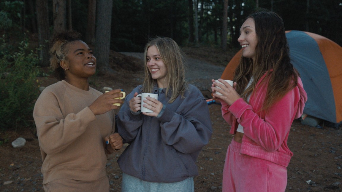 Maddie Ziegler, Maisy Stella e Kerrice Brooks in una scena di My Old Ass