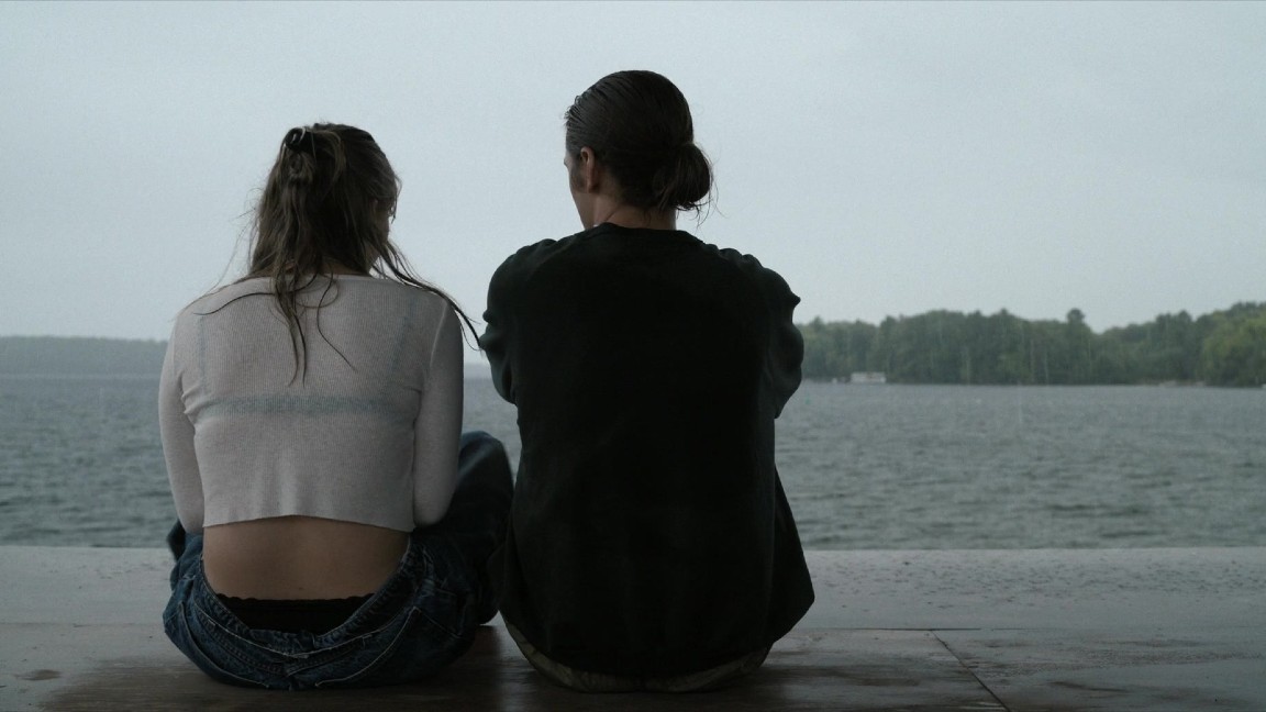 Maisy Stella e Percy Hynes White in un momento del film