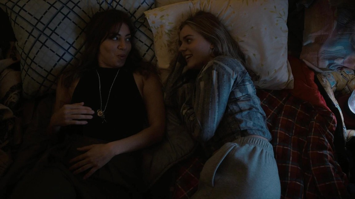 Aubrey Plaza e Maisy Stella in un momento di My Old Ass