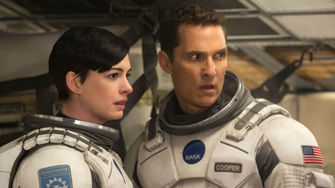 Anne Hathaway e Matthew McConaughey in una scena del film