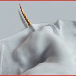 Un estratto dalla già cult locandina ufficiale di Death of a Unicorn: Dal 10 aprile al cinema con I Wonder Pictures