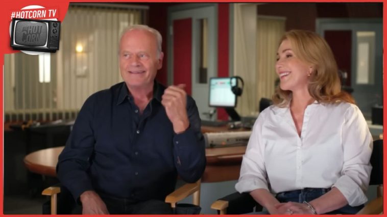 Kelsey Grammer e Peri Gilpin in un momento del dietro le quinte di Frasier: Disponibile su Paramount+