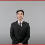 Il Reclutatore (Gong Yoo) ci spiega le regole del gioco. Squid Game 2, disponibile su Netflix