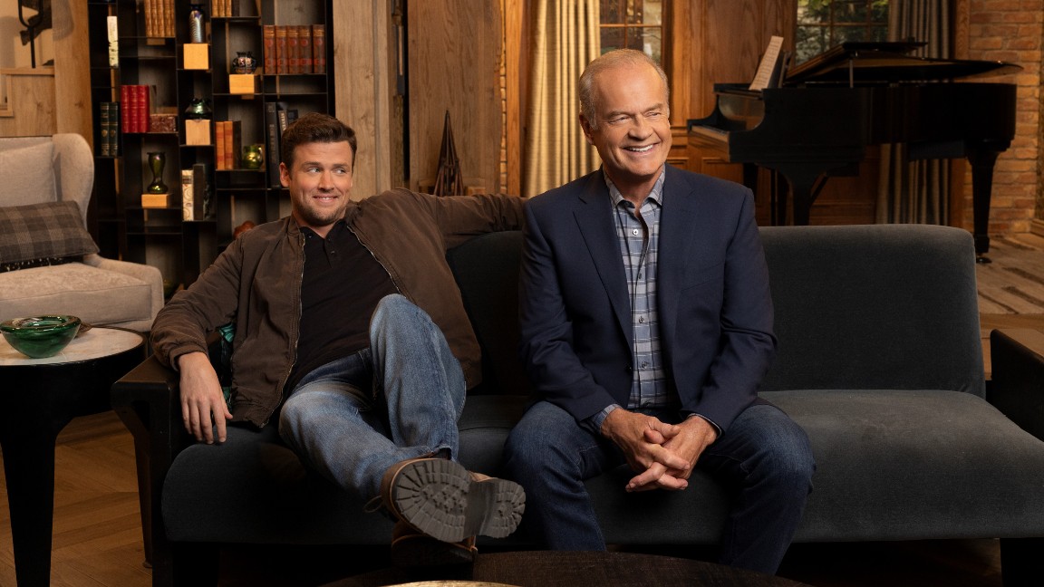 Jack Cutmore-Scott e Kelsey Grammer in una scena della serie