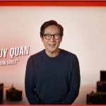 Ke Huy Quan ci accompagna dietro le quinte di Colpi d'Amore