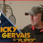 Ricky Gervais in sala doppiaggio per Dog Man, un film animato di Peter Hastings